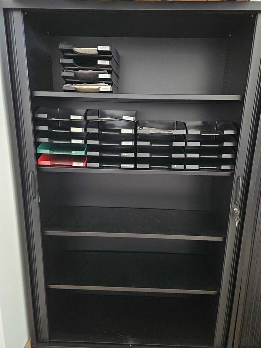 Armário  alto (marca Rall) com portas de persiana