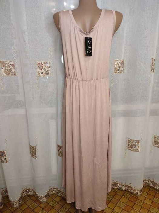 Довгий жіночий сарафан