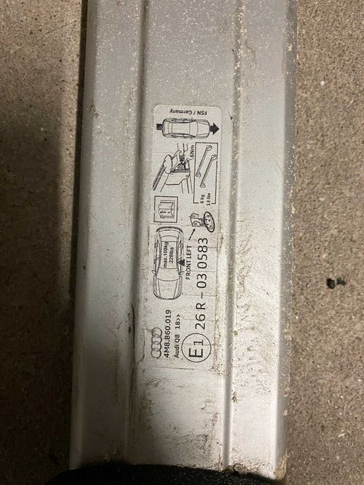 Oryginalne belki dachowe do Audi Q8