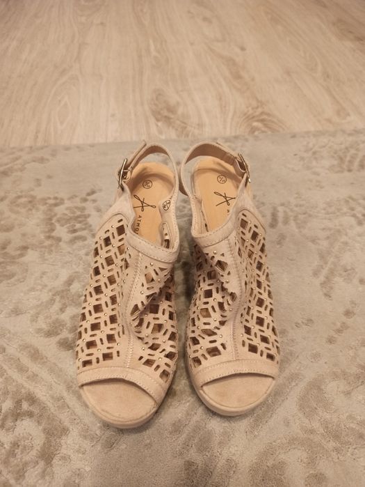 Buty na koturnie różowe