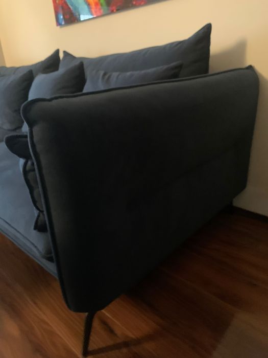 Sofa z poduchami granat