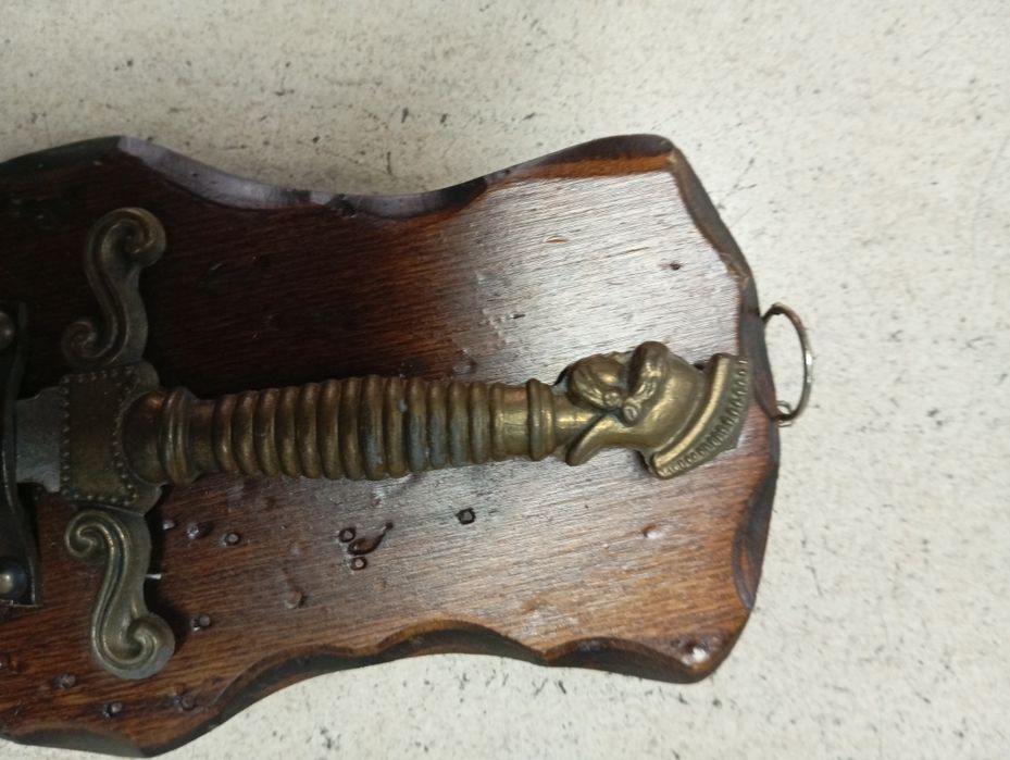 Punhal Romano Ornamental com Suporte de Madeira Rústico