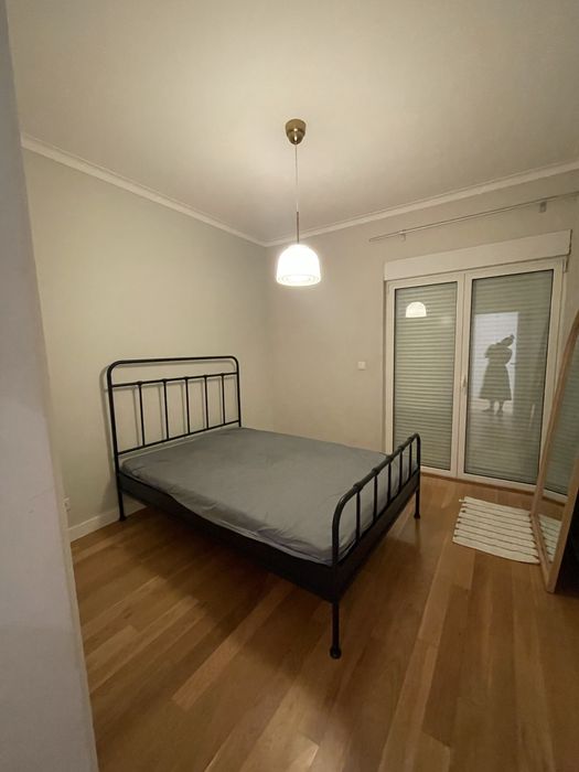 Estrutura de cama de casal e colchao