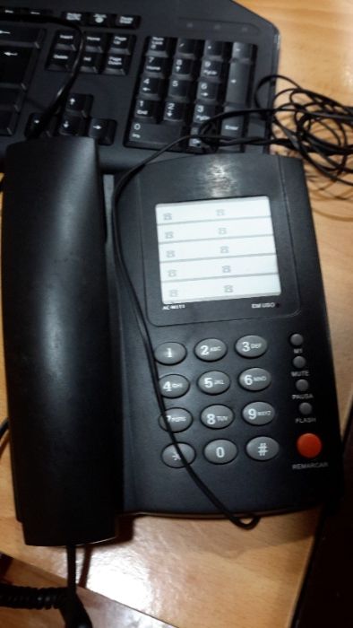 2 telefones a funcionar, com fio e tomada rita. impecaveis.