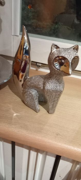 Figurka Lisa w kolorze sremrnym