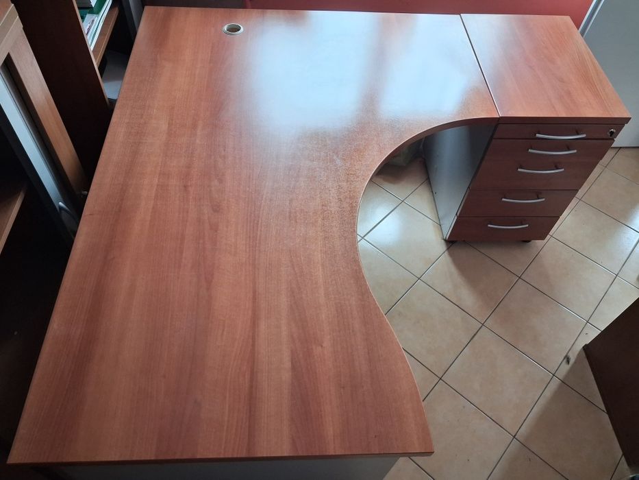Dwa narożne biurka wraz z kontenerkami