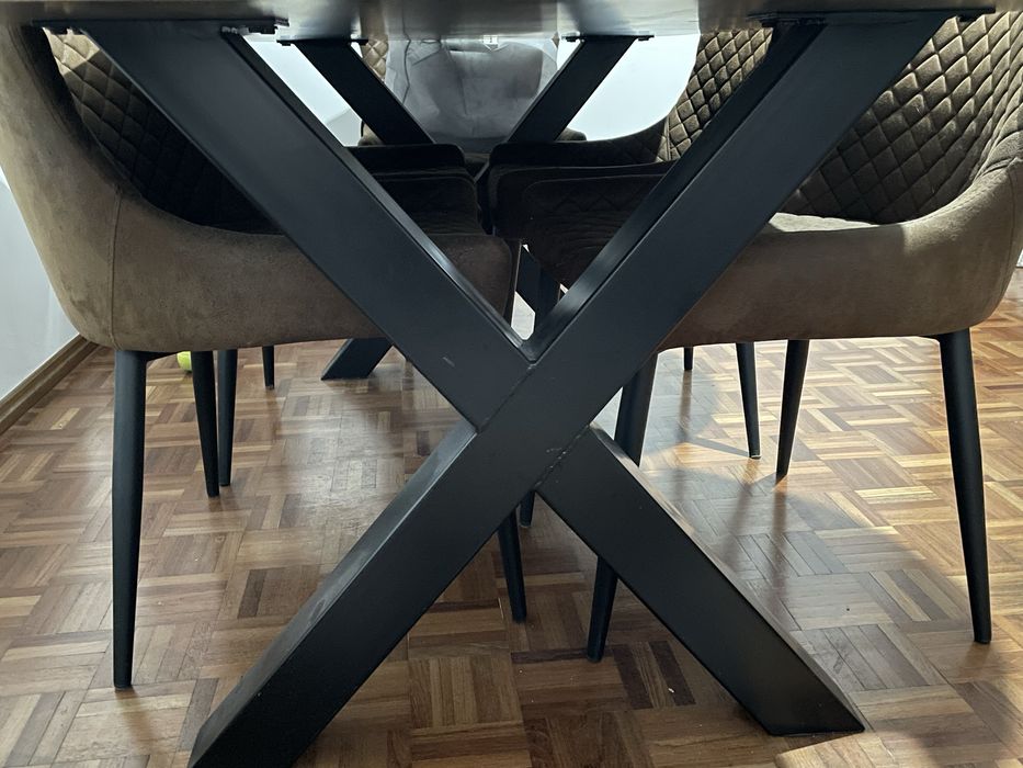 Mesa de jantar com pés de metal