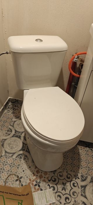 Toaleta ze spłuczką i deska wolnoopadająca - prawie nowa