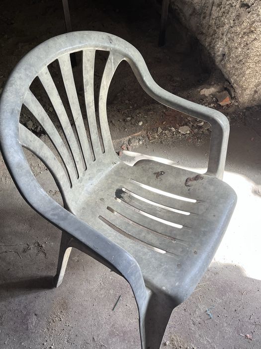 Conjunto de 12 cadeiras de ecterior em plastico branco