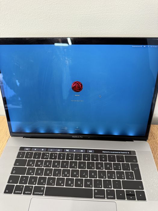 MacBook Pro 15” (2017) — i7 / 16GB / 256GB