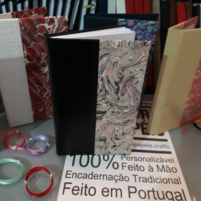 Livro de Apontamentos à antiga com papéis marmoreados/fantasia 13x21cm