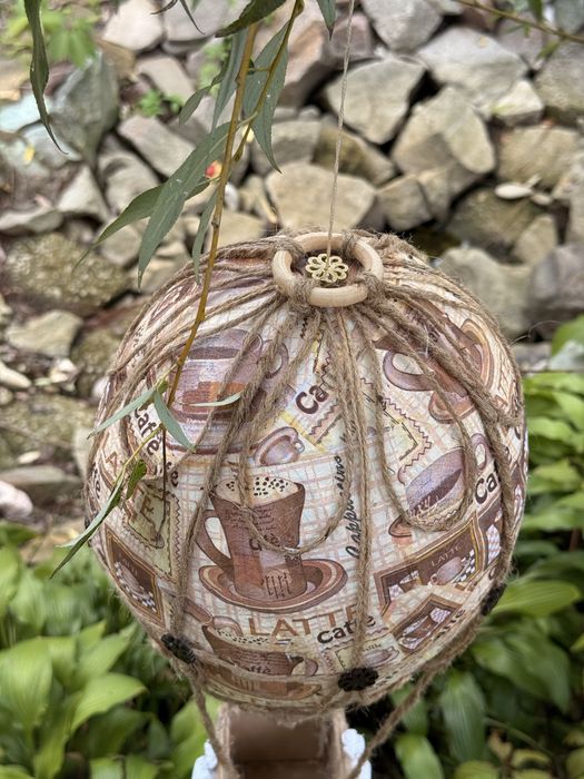 Повітряна куля для інтерʼєру кавʼярні.