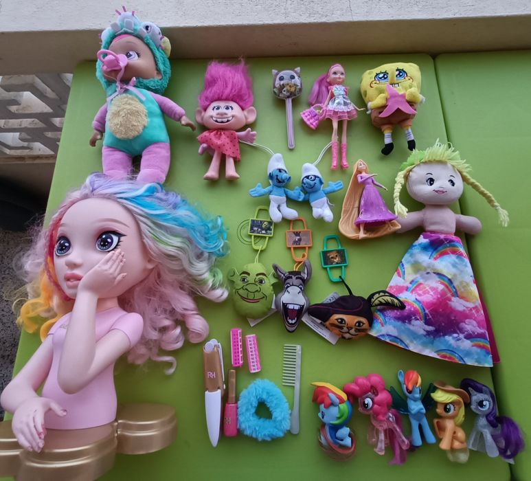 Conjunto de bonecos e bonecas