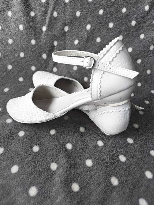 Buty pantofelki białe