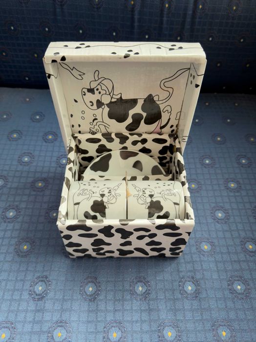 Conjunto novo para café – 2 canecas e 2 pratos com desenhos de vacas