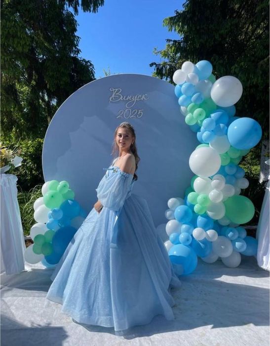 Випускна сукня для дівчини, голуба, зі шлейфом, ідеальний стан