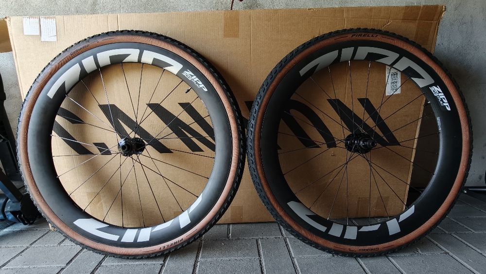 Zipp 303 XPLR S Carbon + Pirelli Cinturato Gravel.