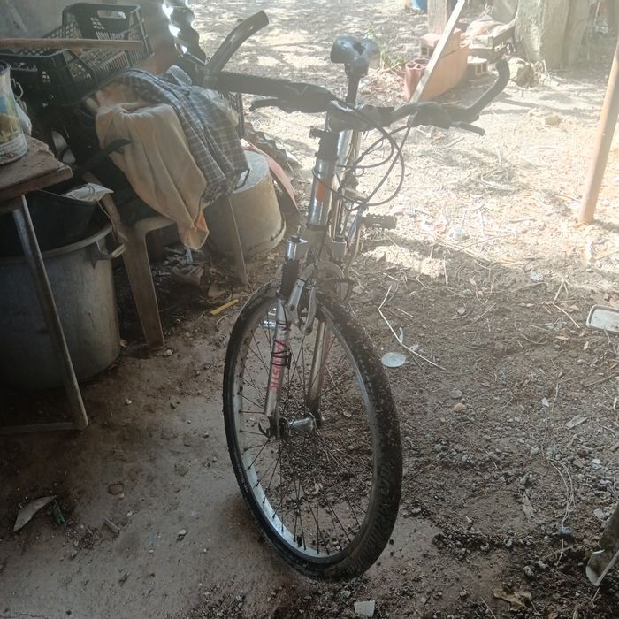 Bicicleta com amortecedor em bom estado