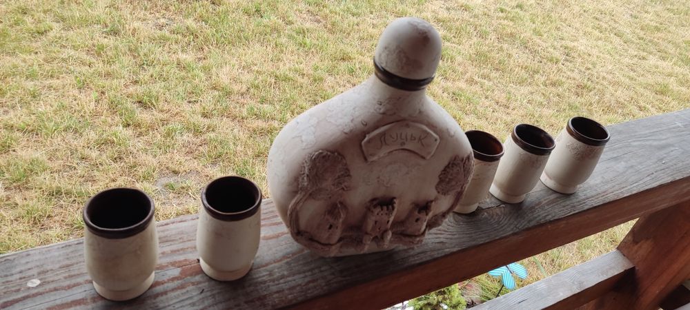 Pamiątkowy zestaw ceramiczna butelka plus 5 czarek z Ukrainy.