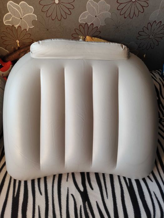 Fotel dmuchany INTEX 68538 Królik Bugs 2003 rok