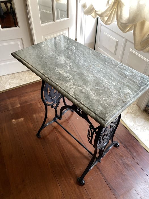 Mesa máquina costura- tampo mármore e estrutura em ferro