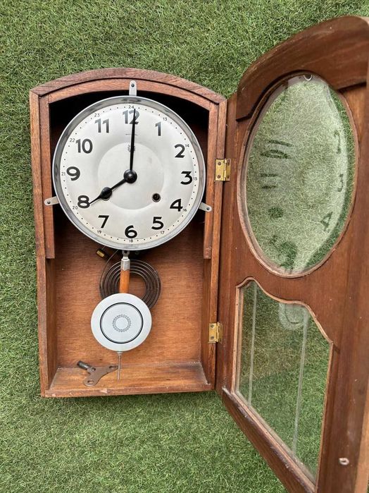 Relogio antigo a funcionar da Reguladora