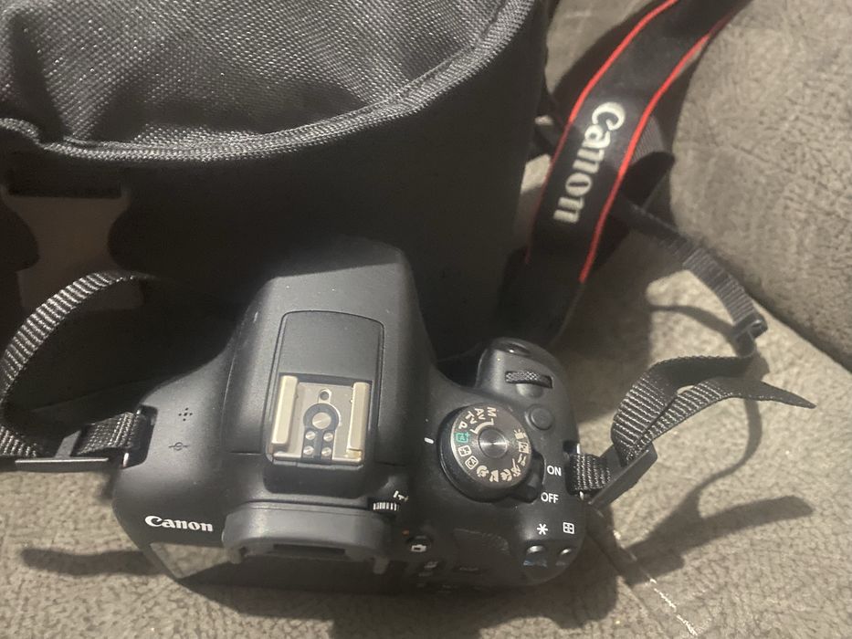 Câmara Canon EOS 2000D + Objetiva EF-S 18-55mm IS II + Mochila