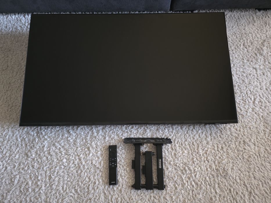 Smart TV Samsung 43" com suporte de parede incluido