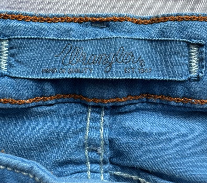 Wrangler Molly W24 L32 niebieskie spodnie – klasyka i wygoda
