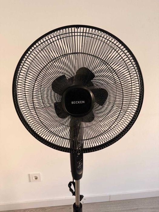 Ventilador com pé regulável