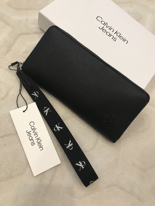 Продам жіночий клатч/гаманець Calvin Klein