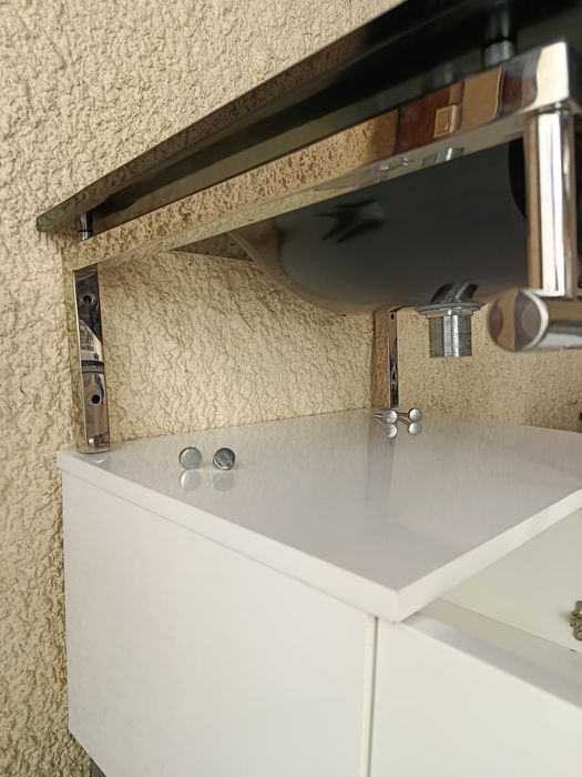 Lavatório com suporte em inox polido e móvel toalheiro