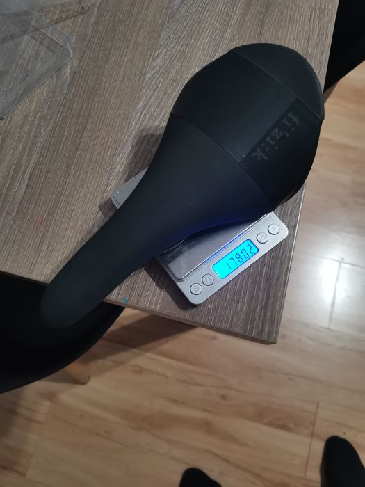 Siodelko szosowe fizik Aliante R1 topowy model szerokość 143mm