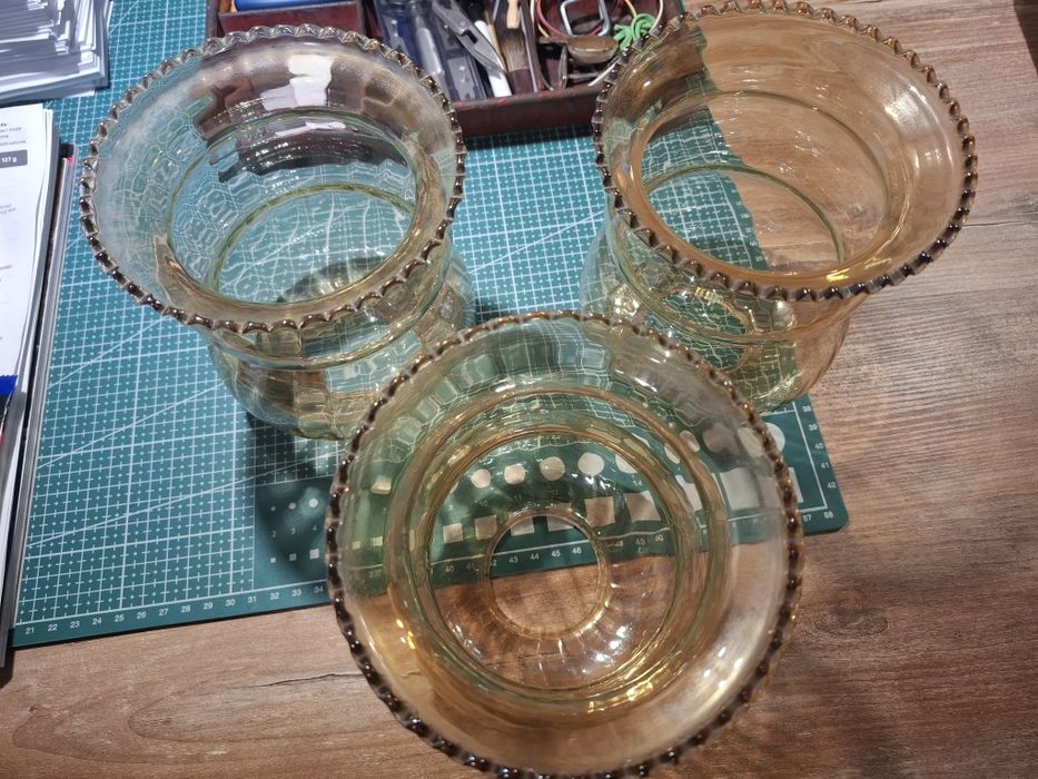 Zestaw trzech kloszy ze starej lampy. Stan bardzo dobry.
