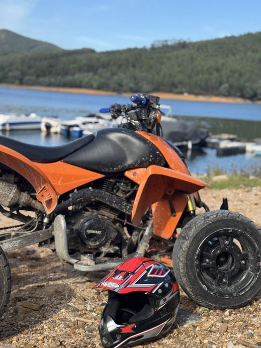 Mota com alguns extras