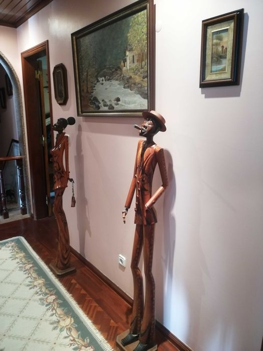 Estatuetas cubanas e quadro central
