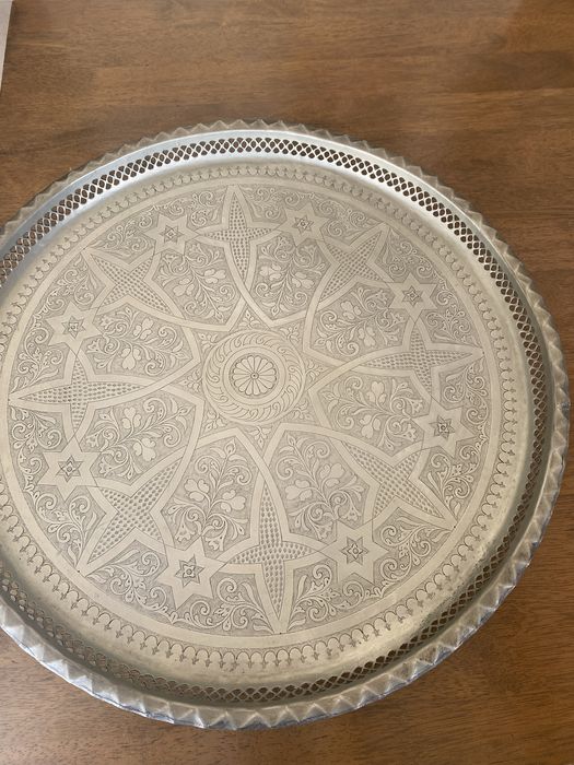 Mesa de metal com tabuleiro