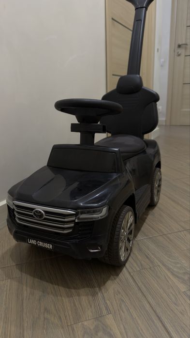 Електромобіль Toyota, толокар з батьківською ручкою