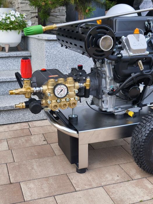 Myjka ciśnieniowa spalinowa Loncin 27km/ Comet 25l/330Bar