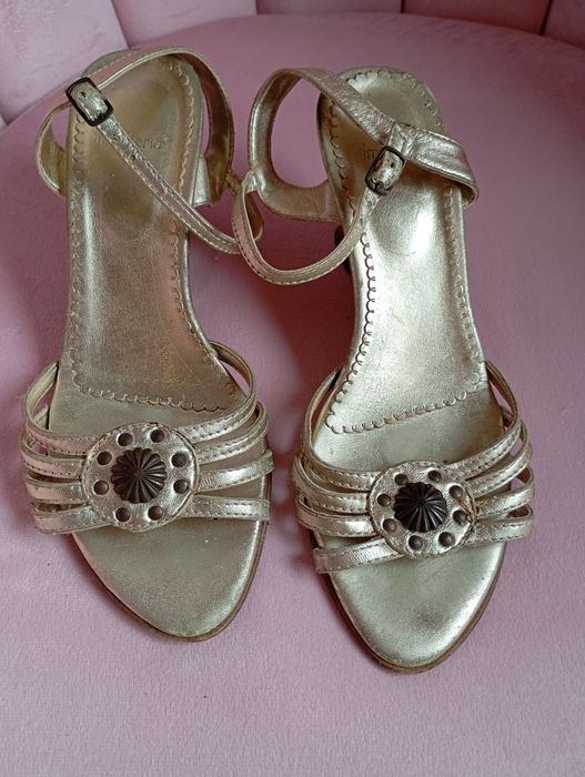 Sandálias douradas