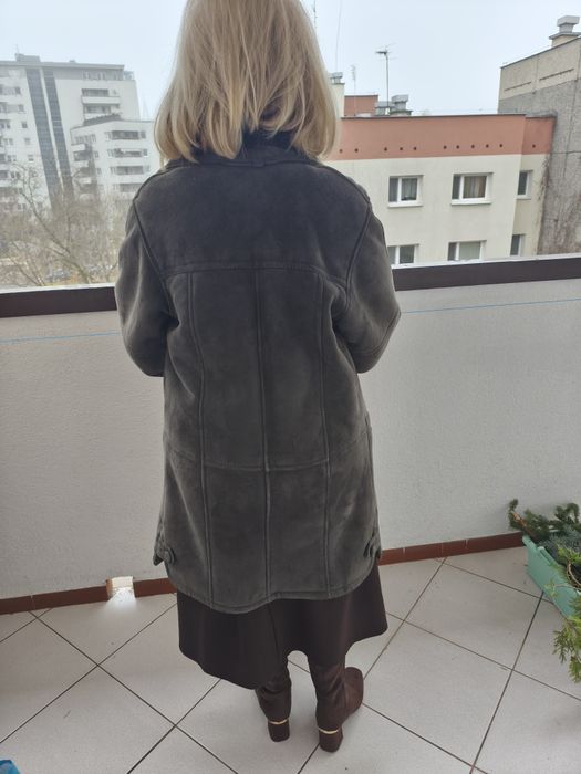 Kożuch damski oliwkowy.