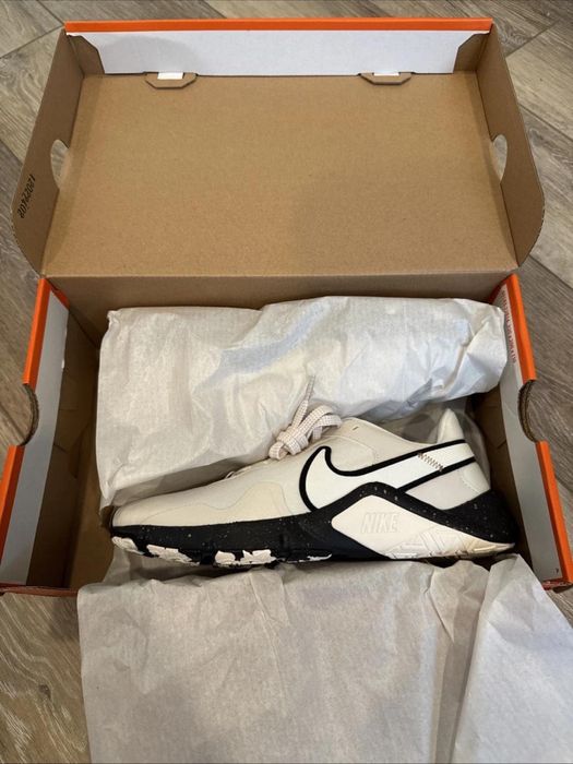 Nike Legend Essensial 2 CZ3668-100 розмір 38.5