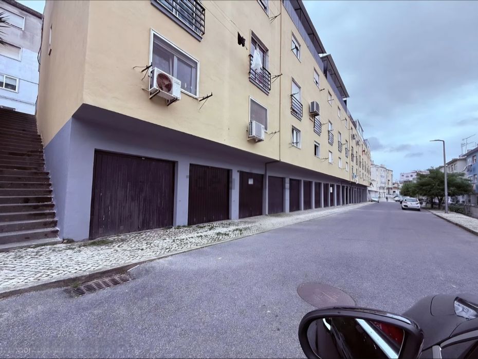 Alugo garagem para dois carros