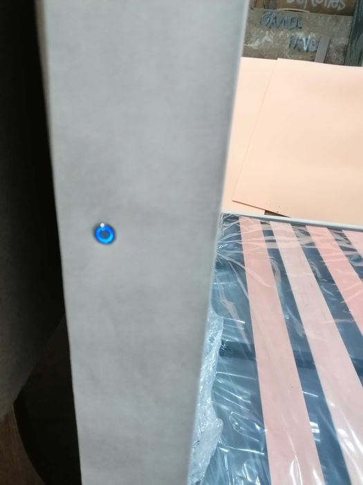 Cama estofada com led