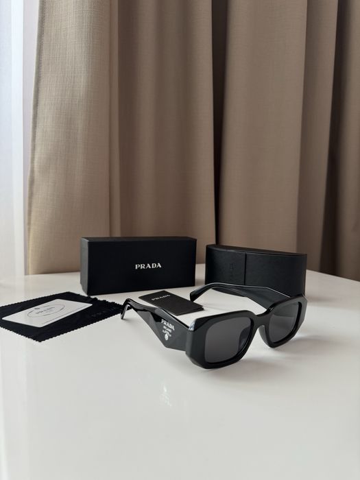 Окуляри Prada в широкій оправі чорні сонцезахисні Прада очки