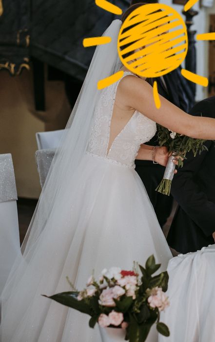 Suknia ślubna z welonem.