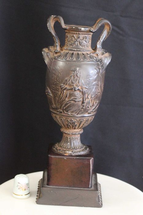 Ânfora vintage com duas pegas, decorada com cenas da Grécia Antiga