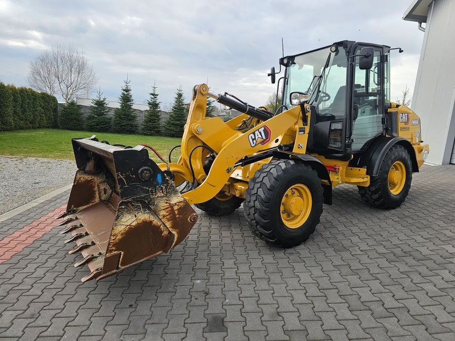 Caterpillar 906 M  z Niemiec / 2 496 mth / Łyżka szczęka + widły / 906 H / 907 H2 / 908
