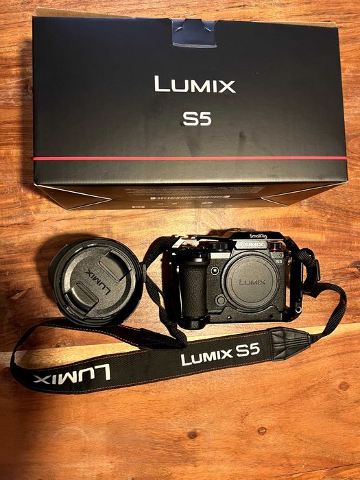 Panasonic Lumix S5 + Lumix S 20-60mm f/3.5-5.6 + Cage SMALLRIG