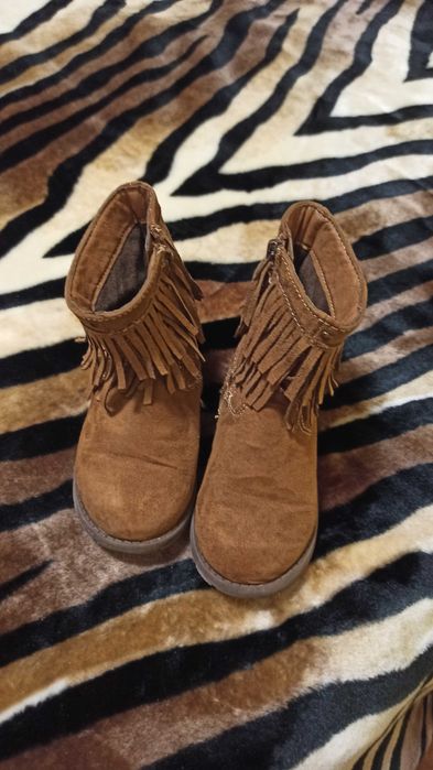 Botinhas lindas com franjinhas